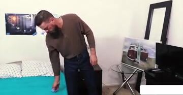 Papá me enseña a usar un condón