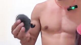 Probando un nuevo juguete