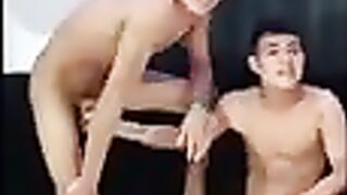 2 amigos en un sofa
