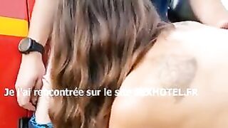 Brunette francaise offerte a un pompier en pleine natur