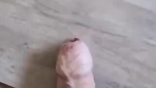 Italiano con un bel cazzo grosso sul tavolo