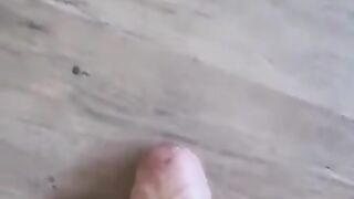 Italiano con un bel cazzo grosso sul tavolo