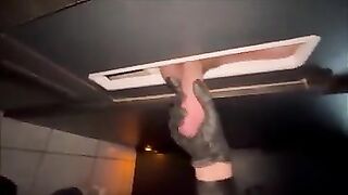jolie brune branle un mec en se faisant baiser au sex s