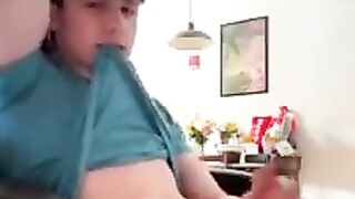Un jeune mec se branle