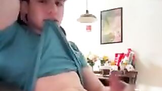 Un jeune mec se branle