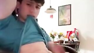 Un jeune mec se branle