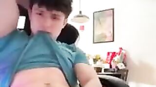 Un jeune mec se branle