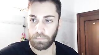 Un ragazzo romano in slip mostra il cazzo