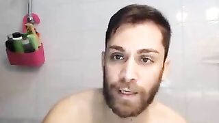 Un ragazzo romano in slip mostra il cazzo