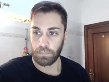 Un ragazzo romano in slip mostra il cazzo