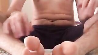 Coloca seu pau aqui no meio nos meus pés