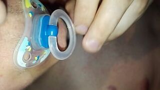 Il suce sa tétine après l'avoir mis dans le cul
