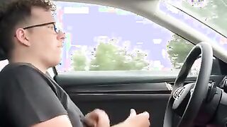 20 Jahre Süßer Deutscher Boy Wichst Beim Auto Fahren und Kommt