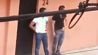 Convenciendo a su amigo para que se lo coja