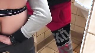 dos hombres maduros cojiendo en baño público