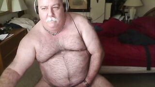 horny fat daddy screaming as he nuts on cam