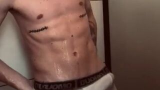 Molhando a cueca branca no banho