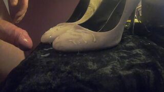 Cumming on some nude heels
