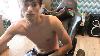 BOYTOY JERKS OFF HIS LONG COCK