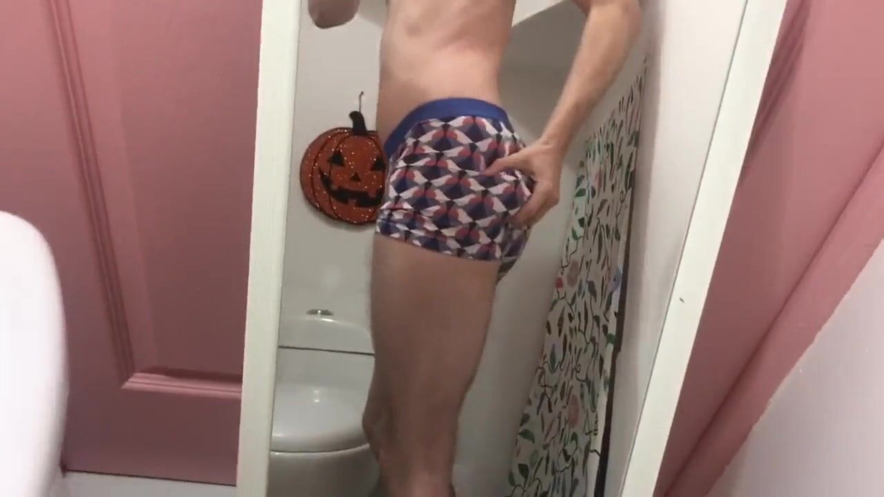 Think quietly and quickly masturbates in bathroom