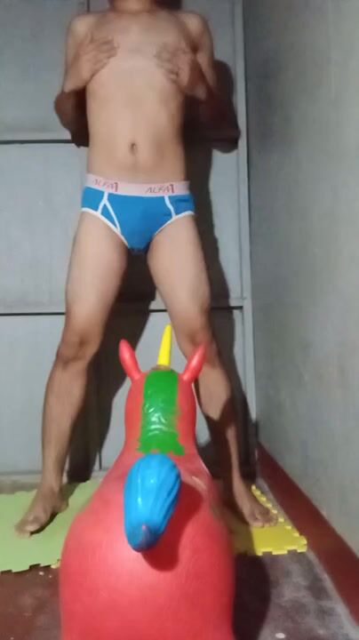 Cumshot de boytoy filipino asiático con juguete