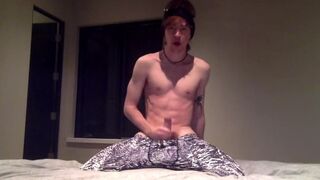 Horny snowboarder rubs one out aprés-ski