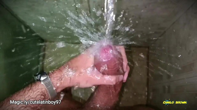 No hands water masturbation. Letting the stream of water fall on my